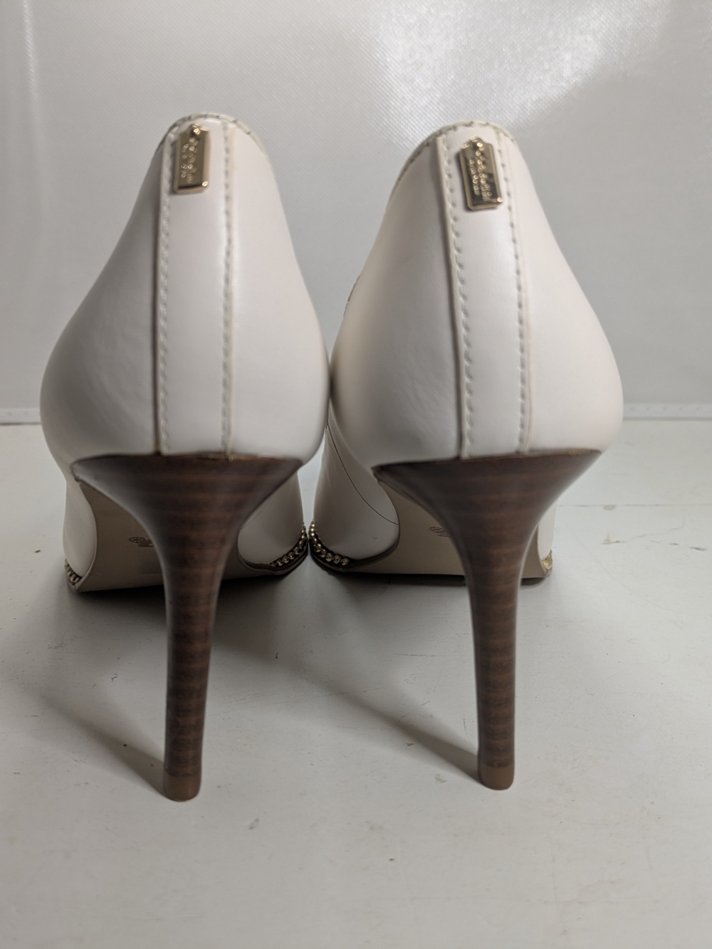 Coach Vonna Cream Leather Mid Heel Pump Gold Stud Size 6 - Picture 7 of 12